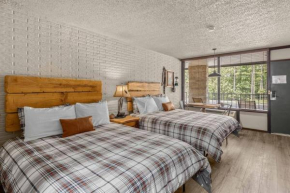 Stonegate Lodge 2 Queen Beds WIFI TV Salt Water Pool Fire Pits #303